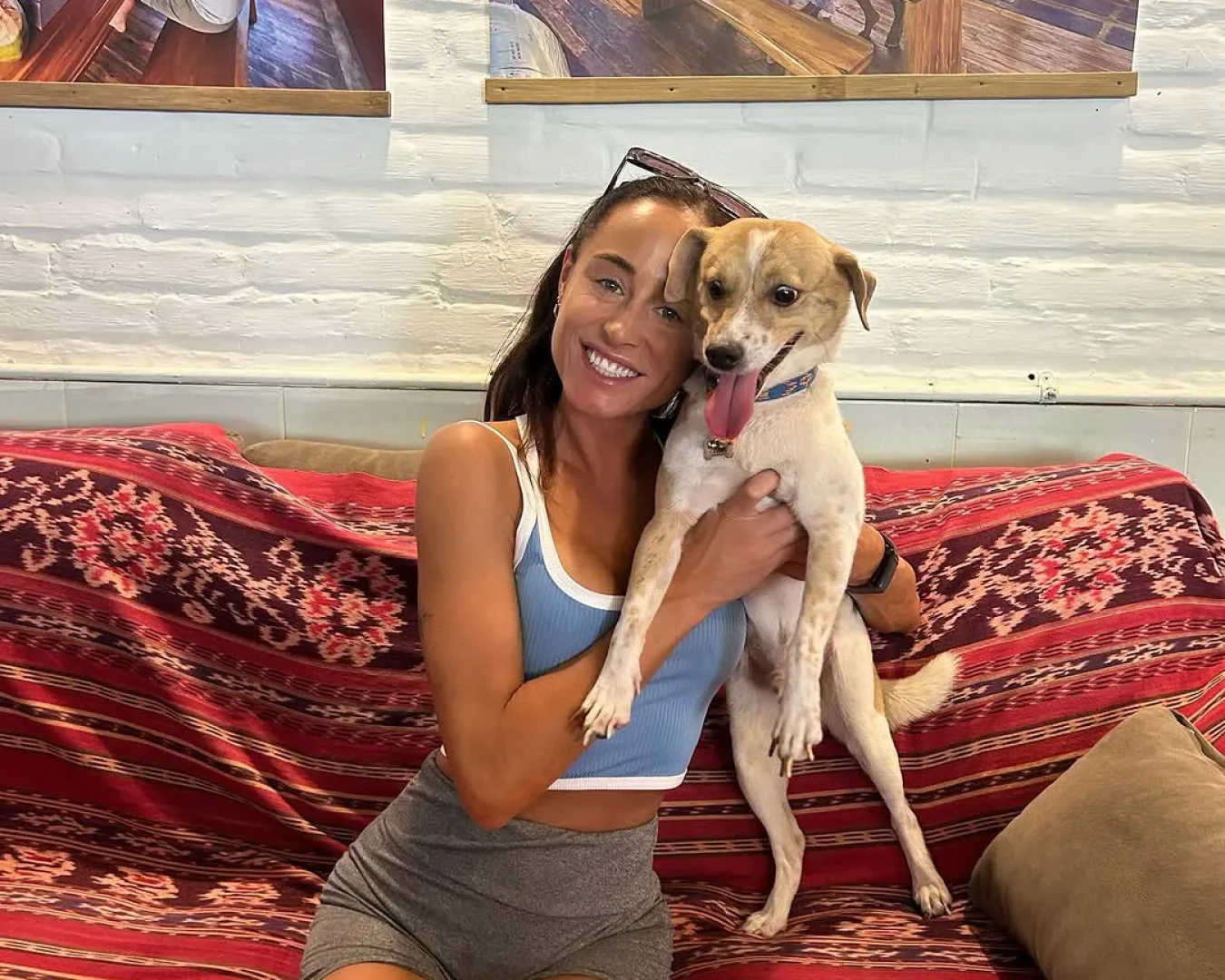 Courtney Mills, DJ Australia Tewas Kecelekaan di Bali Courtney Mills, DJ dan model OnlyFans asal Melbourne, meninggal dunia akibat jatuh dari balkon apartemen di Kuta, Bali.