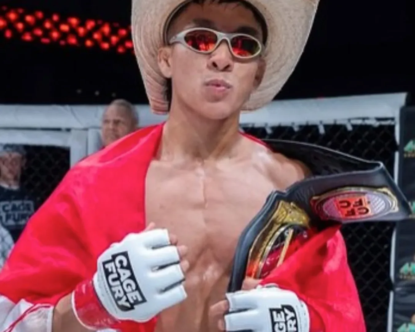 Sabuk Juara MMA Masih Milik Bilal “The Butcher” Hasan! Bilal "The Butcher" Hasan kembali menunjukkan dominasinya di dunia MMA! Dalam laga sengit di CFFC 139.g