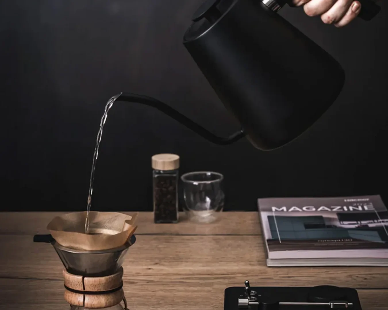 Lafeeca DJ Kettle: Ngopi Sekeren Mix Lo! Lafeeca DJ Kettle: Ketel ala turntable dengan kontrol presisi, bikin ngopi makin seru untuk DJ. 🎧