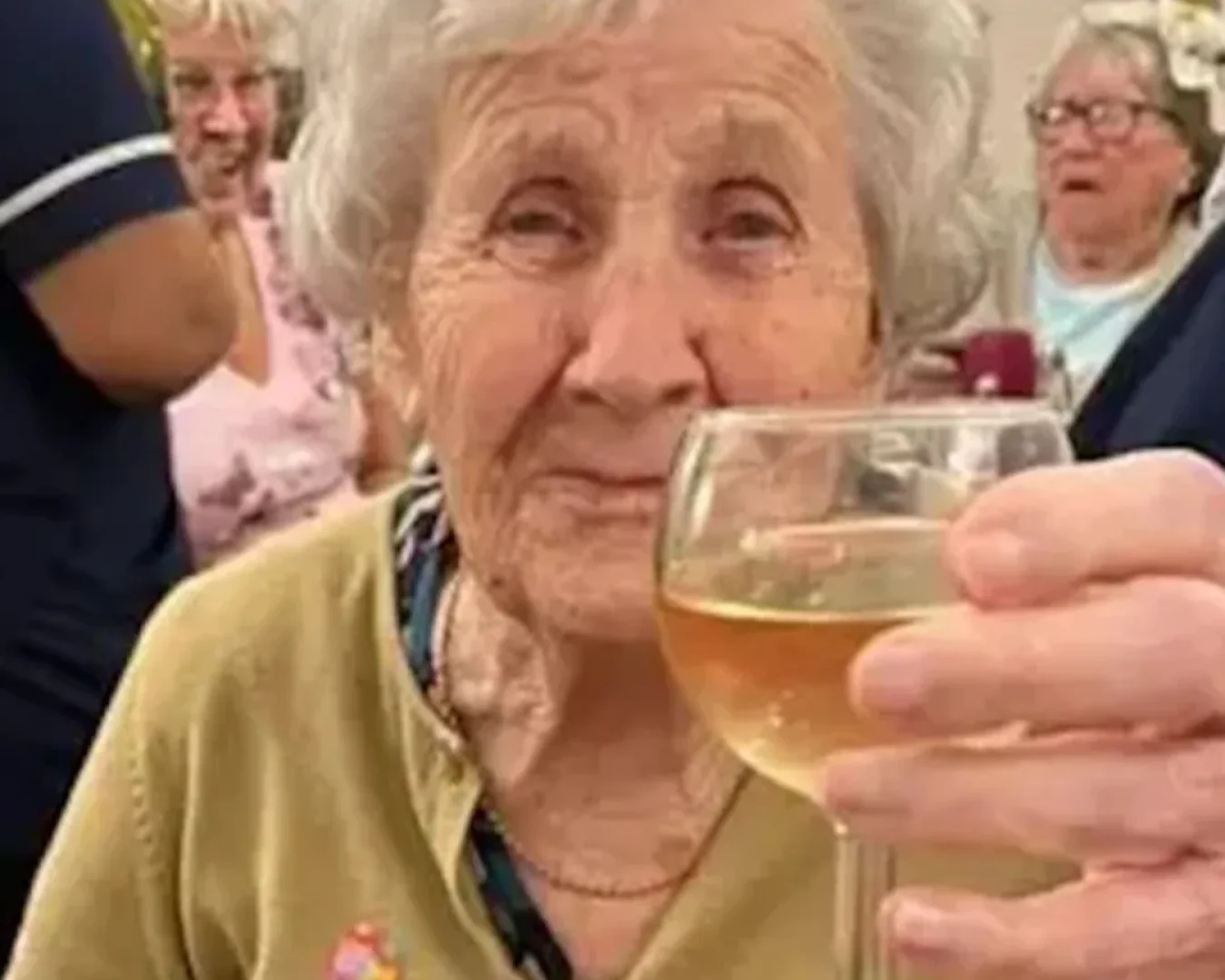 Hilda Jackson, seorang wanita berusia 104 tahun dari Derbyshire, punya permintaan unik untuk ulang tahunnya yang ke-105.